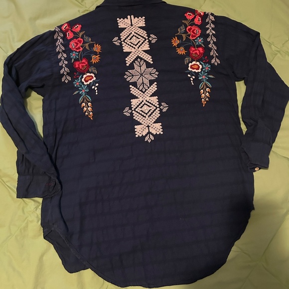 Johnny Was Navy button down top-fantastic Embroidery Coming & Going! - Picture 4 of 16